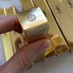 YSL Touche Éclat Radiant Touch in Luminous Vanilla Color 2.5